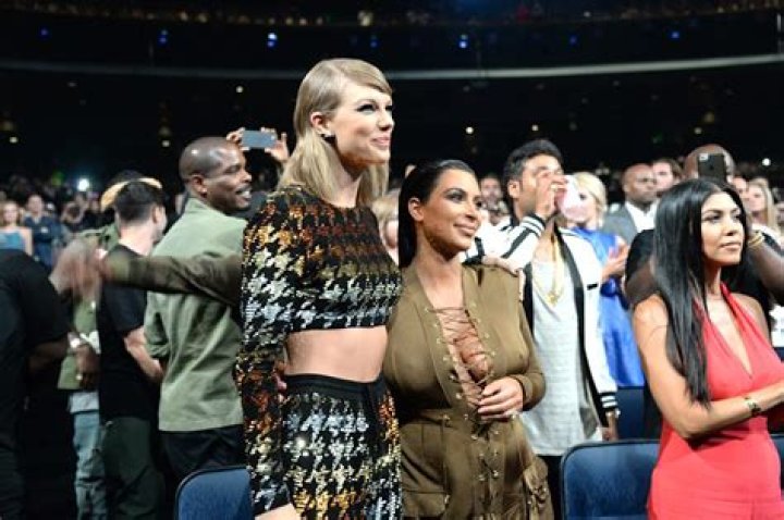 Taylor Swift’s Mom Andrea Dances to Her Kim Kardashian Diss ‘thanK you aIMee’ During London Show: Watch