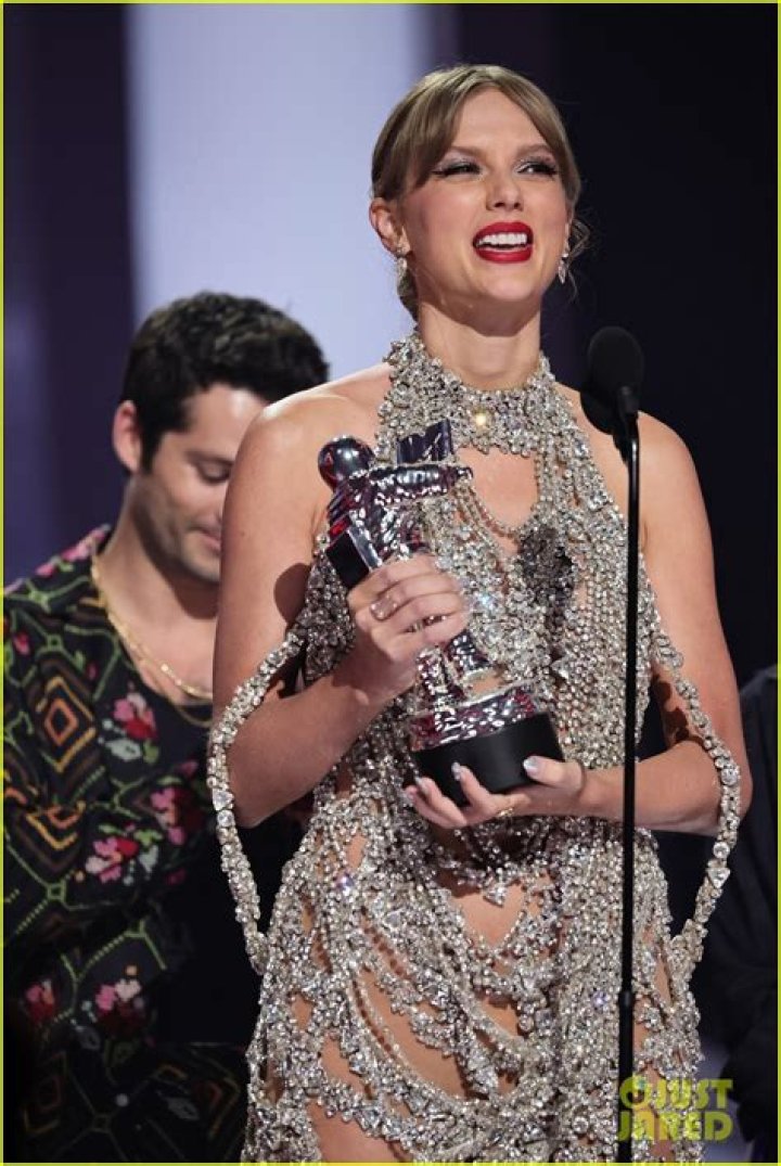Taylor Swift Wins Video Of The Year