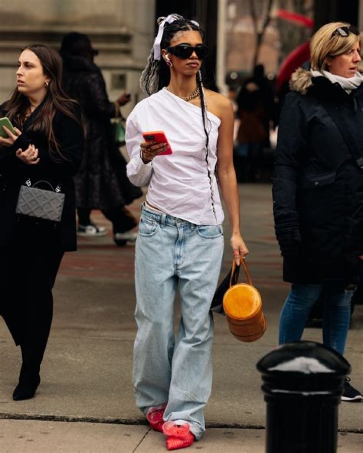 These Are The Baggy Pants That Gigi Hadid Can’t Stop Wearing
