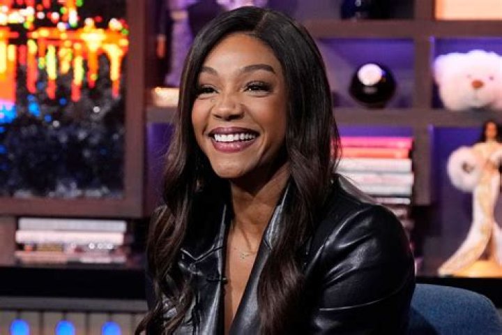Tiffany Haddish loses her shoe