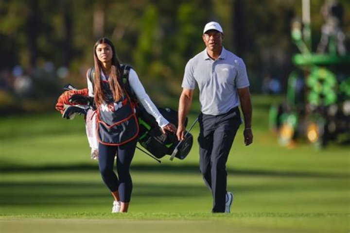 Tiger Woods’ Daughter Sam Serves as His Caddie at PNC Championship – Hollywood Life