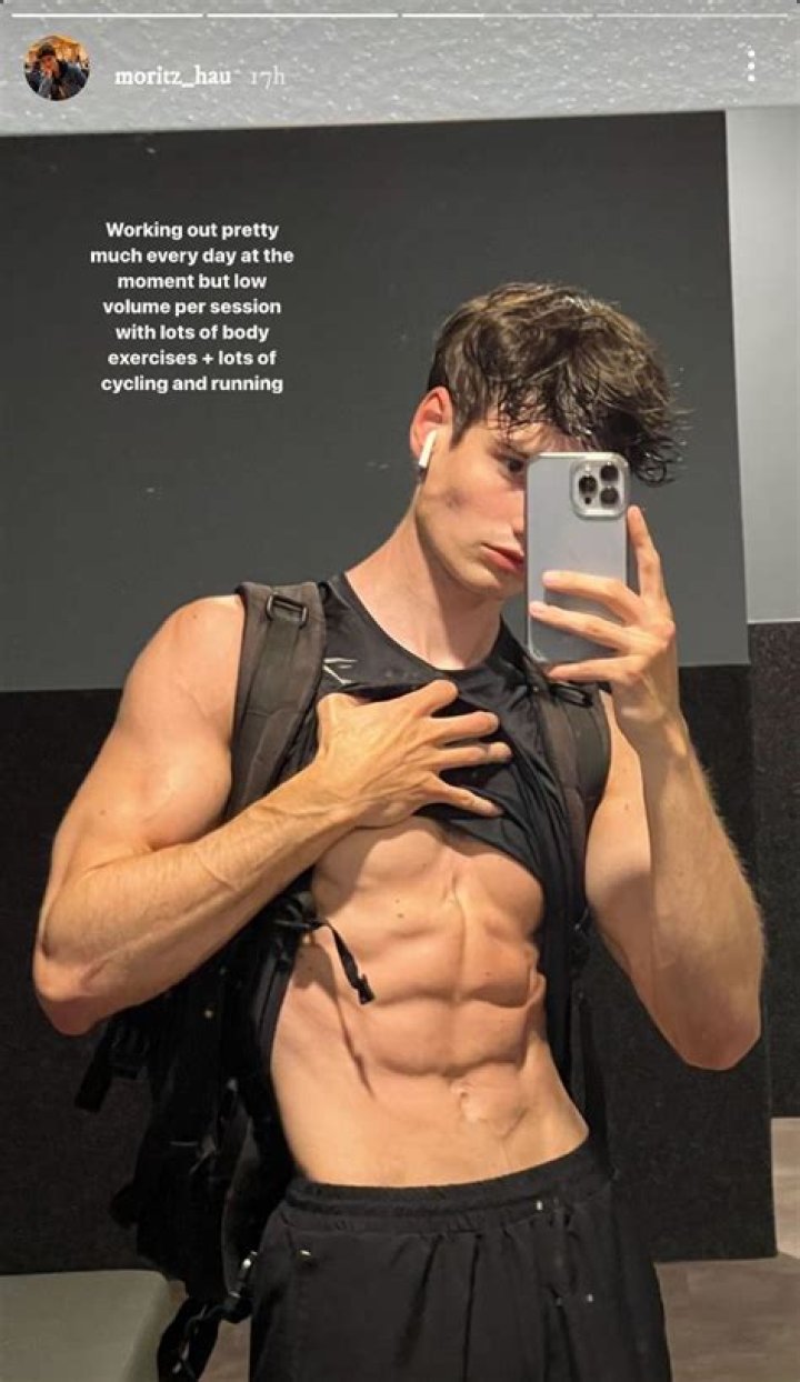 Tim McGraw, 52, Flaunts Incredible Abs in Tropical Selfie — See His Six-Pack