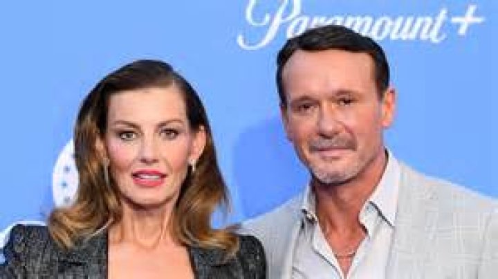 Tim McGraw And Faith Hill Share Sweet PDA Moment in London: Photo – Hollywood Life