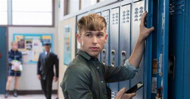 Tommy Dorfman 13 reasons why salary