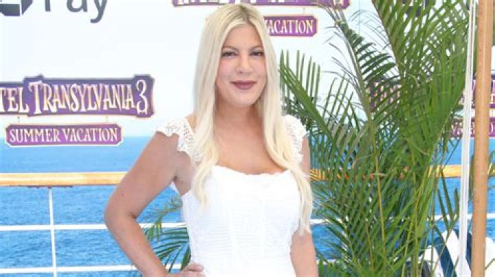 Tori Spelling Goes Makeup-Free & Wears Robe At An RV Park – Hollywood Life
