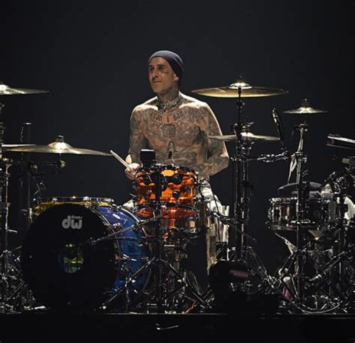 Travis Barker Reveals Bloody Hand Injury After Blink-182 Concert – Hollywood Life