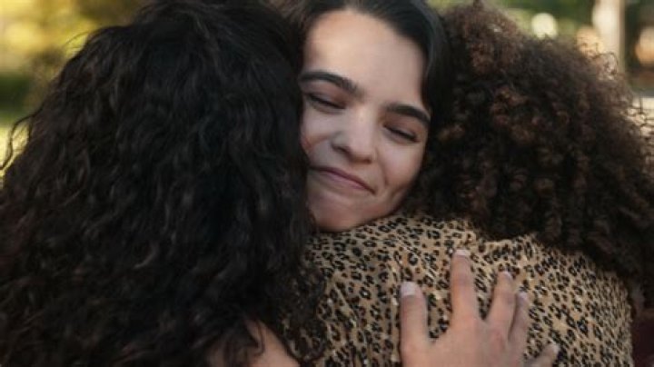 TRINKETS (L to R) BRIANNA HILDEBRAND as ELODIE DAVIS and LARRY SULLIVAN as DOUG DAVIS in episode 210 of TRINKETS Cr. COURTESY OF NETFLIX &copy; 2020