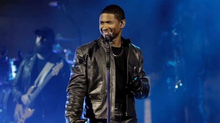 Usher singing in Paris