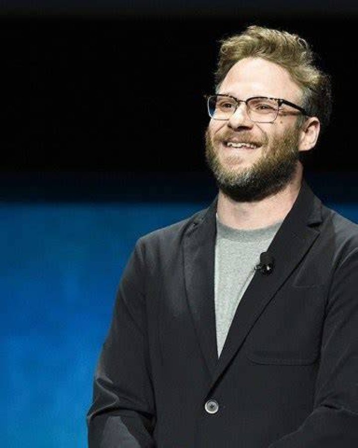 Van Nuys, CA - *EXCLUSIVE* - Seth Rogen gets into character as Rand, on the set of 'Pam & Tommy' in Van Nuys, California. Pictured: Seth Rogen BACKGRID USA 3 JUNE 2021 USA: +1 310 798 9111 / UK: +44 208 344 2007 / *UK Clients - Pictures Containing Children Please Pixelate Face Prior To Publication*