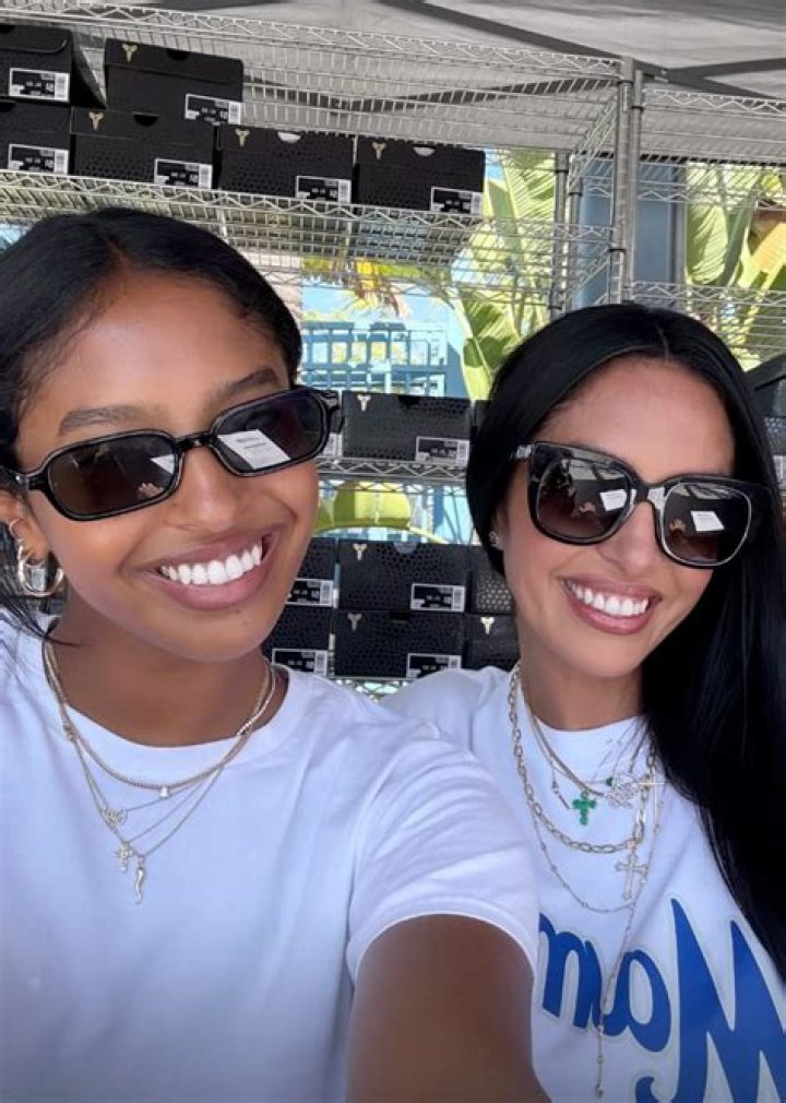 Vanessa Bryant With Mom & Daughters