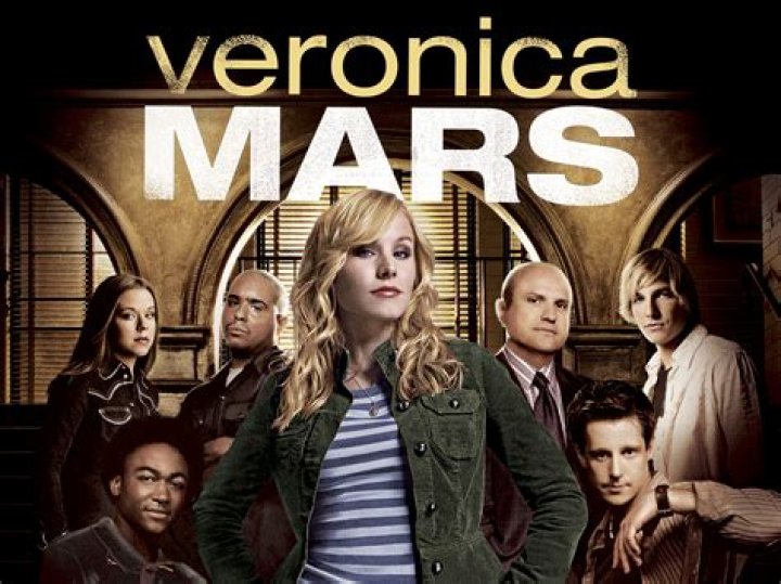 Veronica Mars -- "Heads You Lose" - Episode 104 -- Convinced the bomber is still at large, Veronica visits Chino to learn more about Clyde and Big Dick. Mayor Dobbins' request for help from the FBI brings an old flame to Neptune. Veronica confronts her mugger. Veronica Mars (Kristen Bell) Keith Mars (Enrico Colantoni), and Matty Ross (Izabela Vidovic), shown. (Photo by: Richard Foreman, Jr. SMPSP/Hulu)