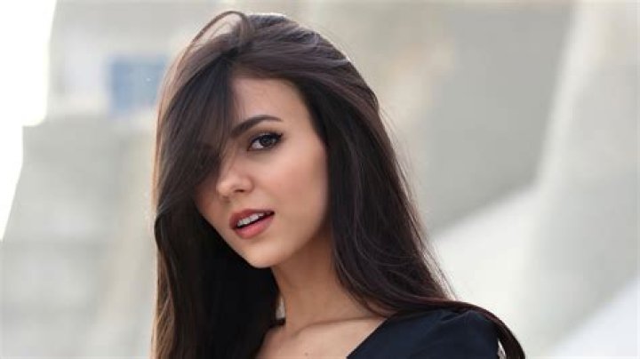 Victoria Justice Sizzles In Black Gown