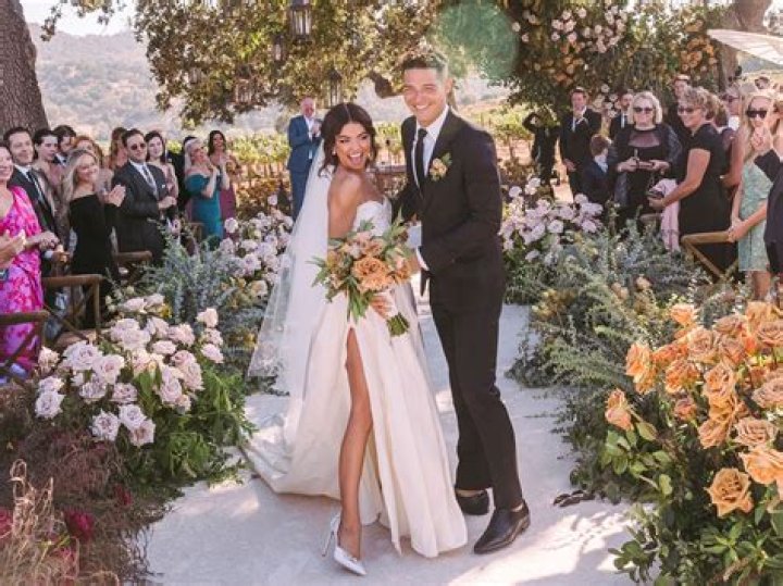 Wells Adams & Sarah Hyland