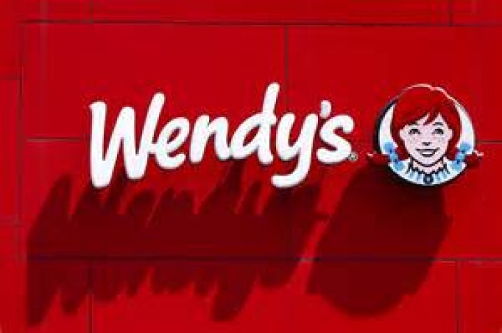 Wendy's stylish outfit during her shopping trip. (APEX / MEGA)