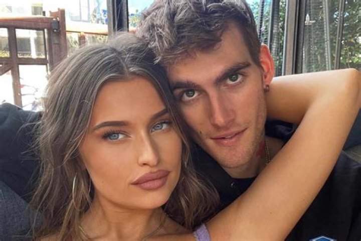 Who Is Lexi Wood? 5 Things About Model Who Kissed Brooklyn Beckham – Hollywood Life