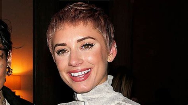 Who Is YesJulz? 5 Facts About The Internet Personality – Hollywood Life