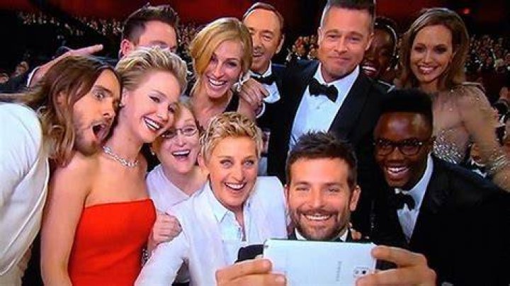 Why She Posted Epic Viral Selfie – Hollywood Life