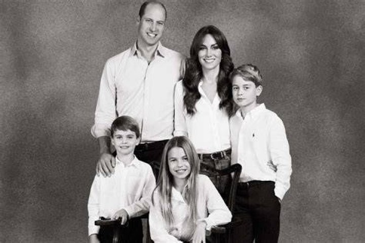 Why She Wasn’t in Family Christmas Photo – Hollywood Life