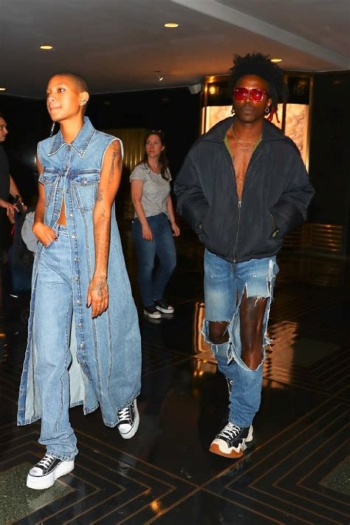 Willow Smith gets quirky while leaving Roc Nation with boyfriend De&rsquo;Wayne