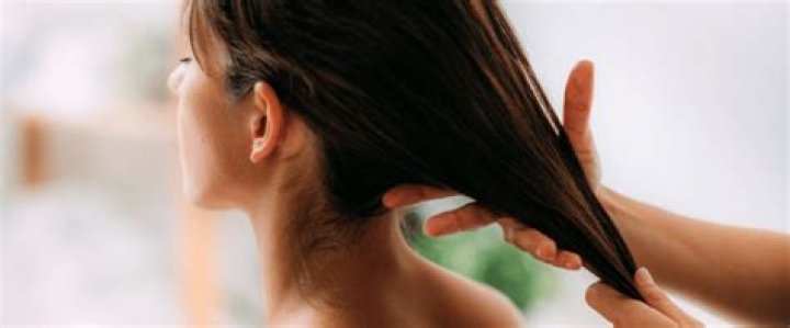 woman oiling her hair