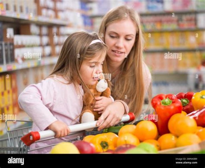 Zahara Grocery Shopping with Mom