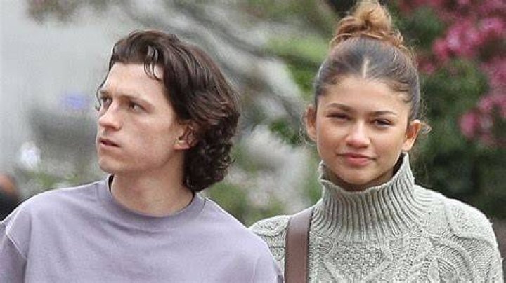 Zendaya Sweetly Kisses BF Tom Holland During Venice Trip: Photo – Hollywood Life