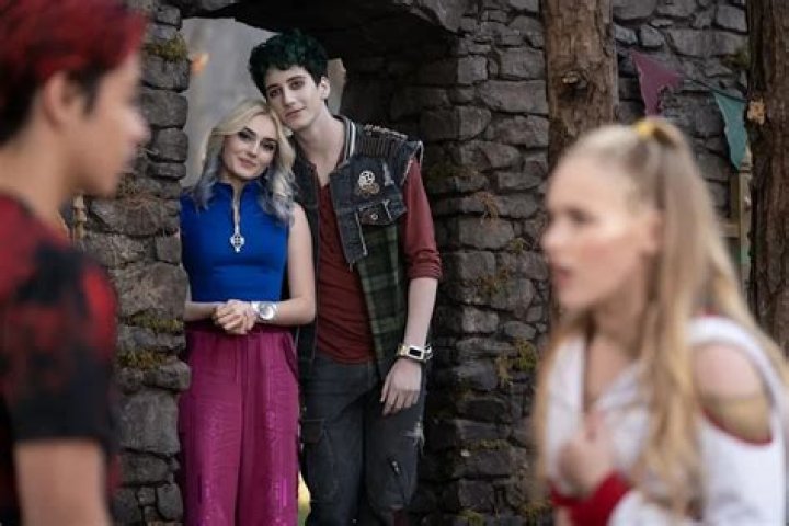 ‘Zombies 2’s Milo Manheim & Meg Donnelly On Singing ‘Someday’ Again – Hollywood Life