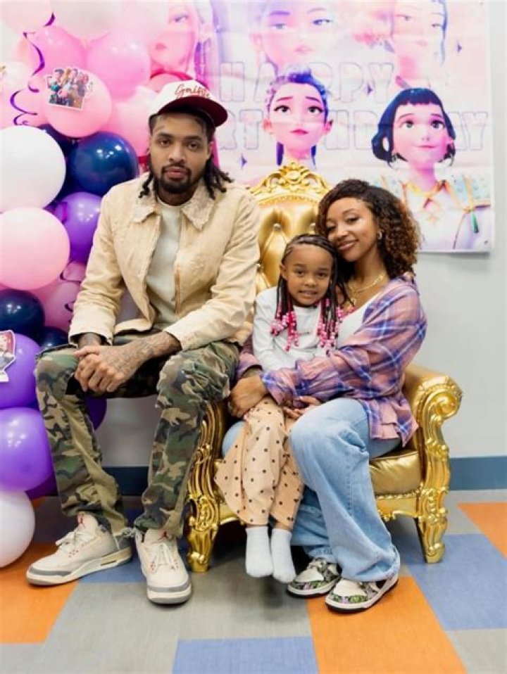 Zonnique Pullins Can’t Stop Smiling While Cozying Up To Bandhunta Izzy To Celebrate Baby News — Pics