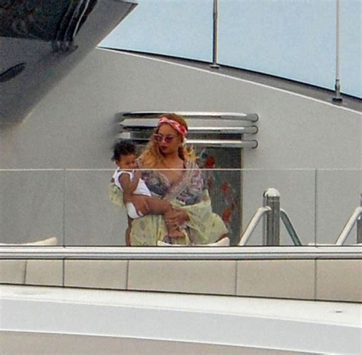 Zonnique Pullins Channels Beyonce’s Maternity Pic In New Photo Shoot – Hollywood Life